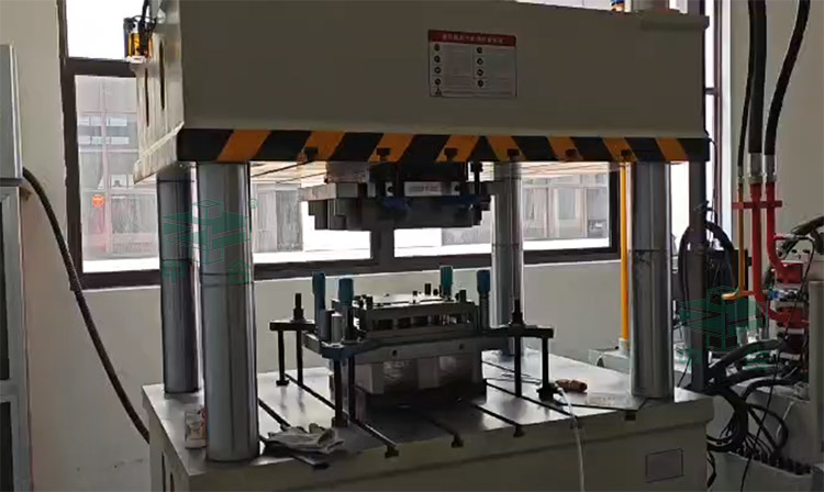 315吨四柱液压机加工现场.jpg
