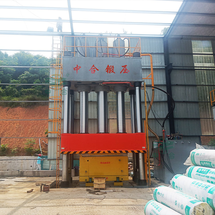 2000吨复合材料成型液压机客户现场.jpg