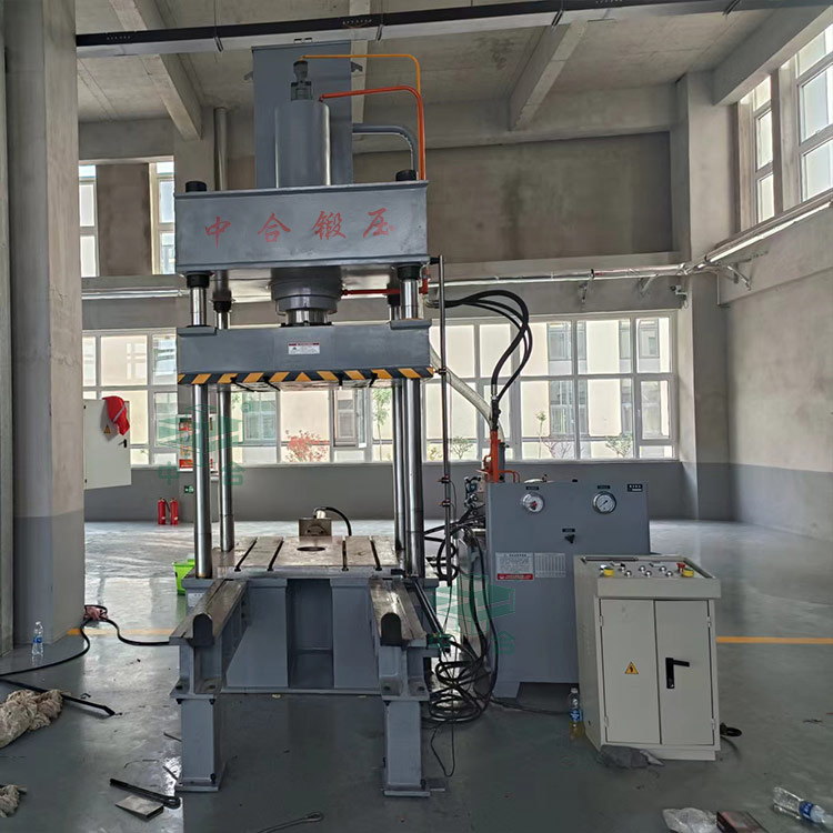 200吨四柱液压机带移动工作台.jpg 200吨四柱液压机带移动工作台.jpg