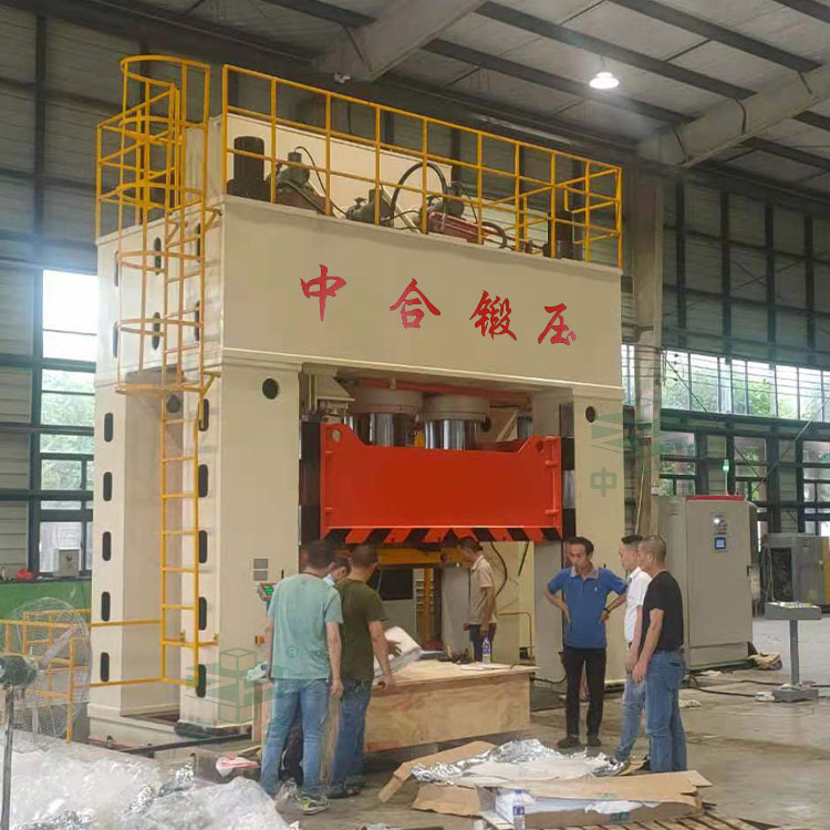 3000吨框架式液压机客户现场.jpg