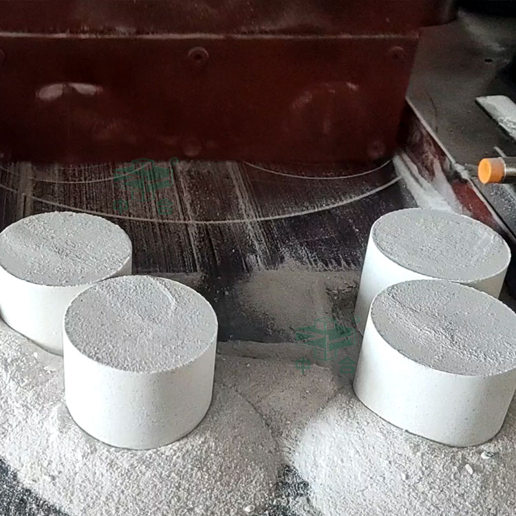 冶炼添加剂粉末压块.jpg 冶炼添加剂粉末压块.jpg
