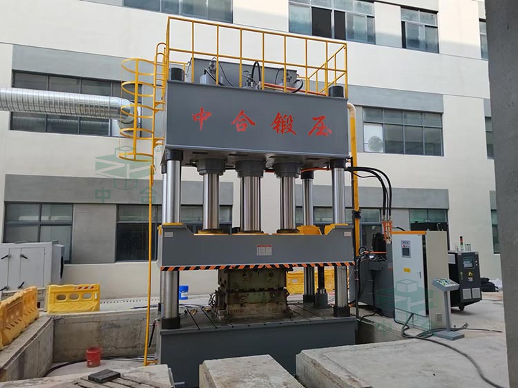 1000吨三梁四柱液压机.jpg