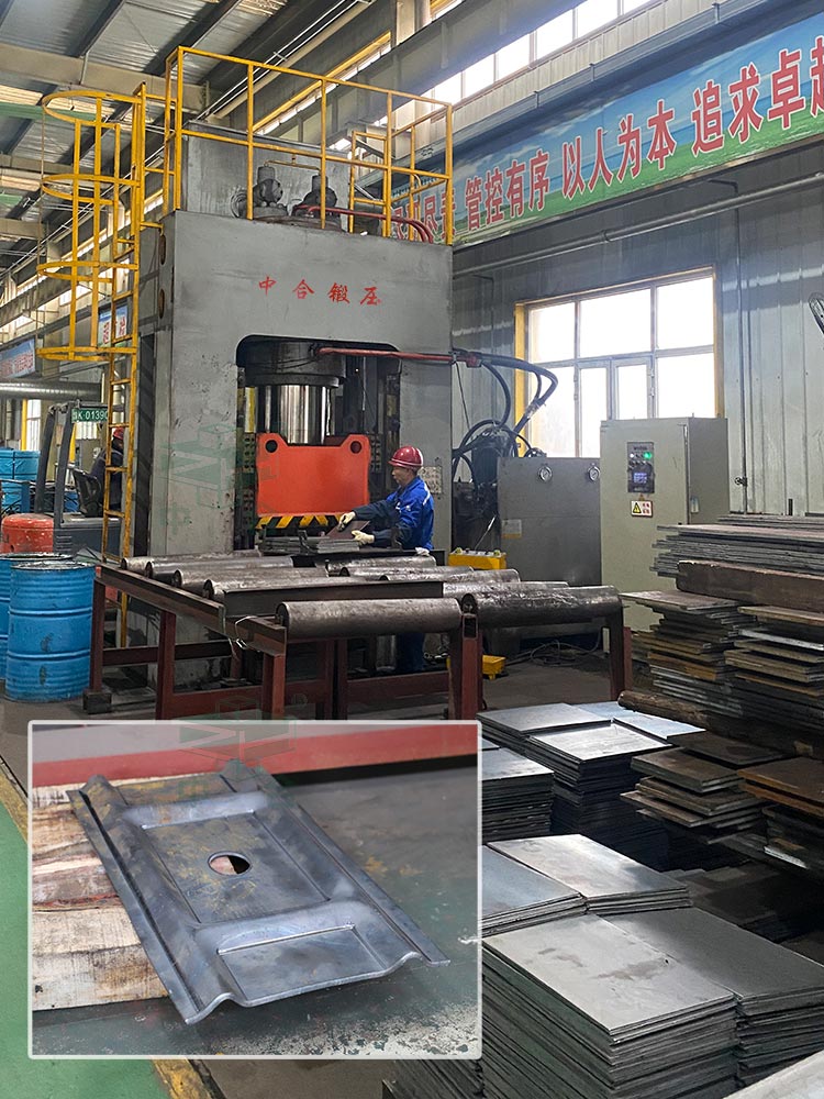 800T框架式锚杆托盘液压机现场.jpg
