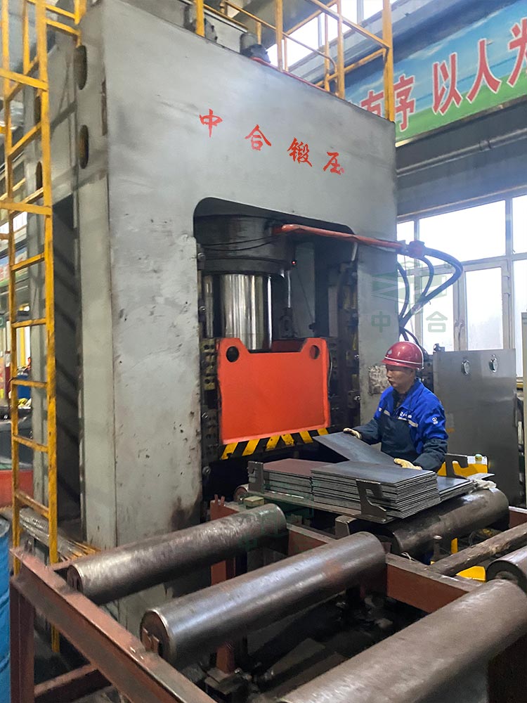 800T框架式液压机.jpg