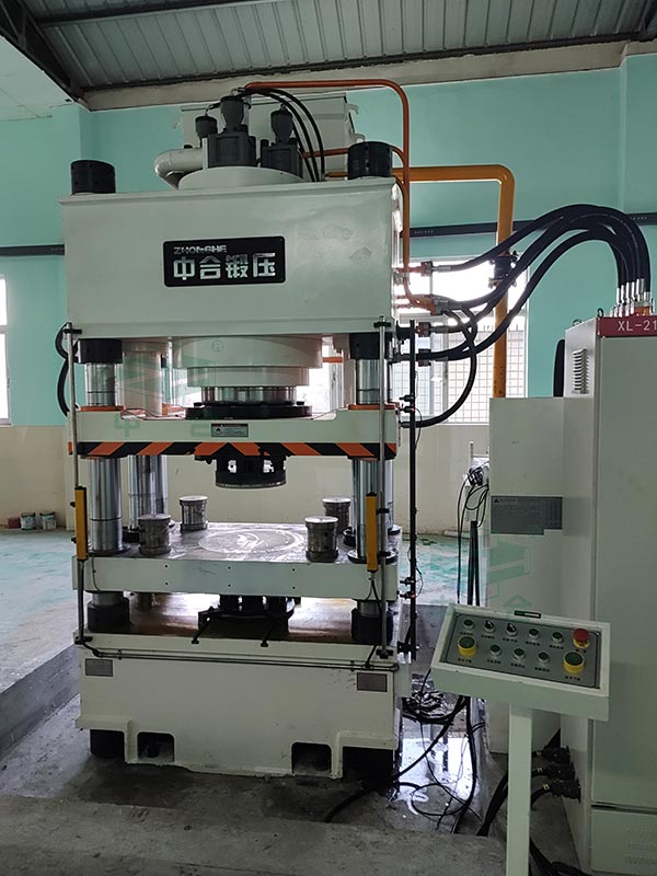 630吨陶瓷粉末成型液压机现场.jpg 630吨陶瓷粉末成型液压机现场.jpg