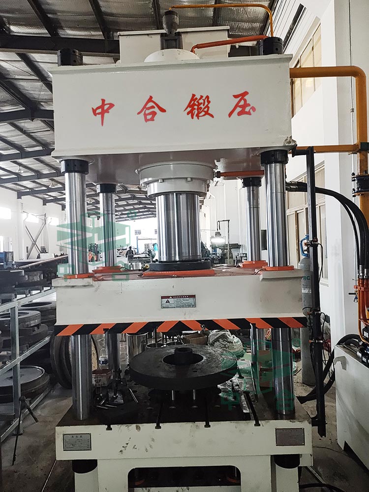 200吨不锈钢锅盖成型液压机现场.jpg 200吨不锈钢锅盖成型液压机现场.jpg
