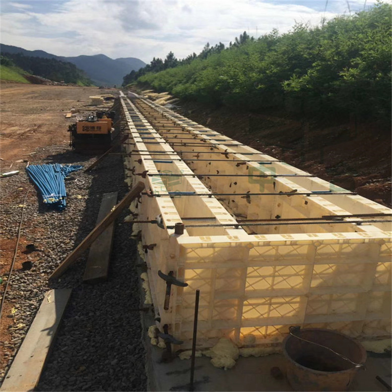 快拼组合式水沟水渠塑料建筑模板生产设备-1500吨四柱液压机(图3) 快拼组合式水沟水渠塑料建筑模板生产设备-1500吨四柱液压机(图3)