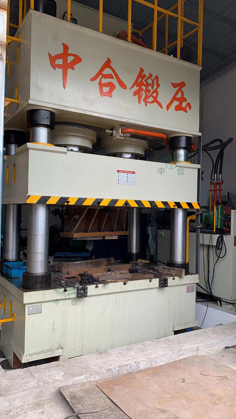 1000吨四柱液压机加工桨叶现场 1000吨四柱液压机加工桨叶现场