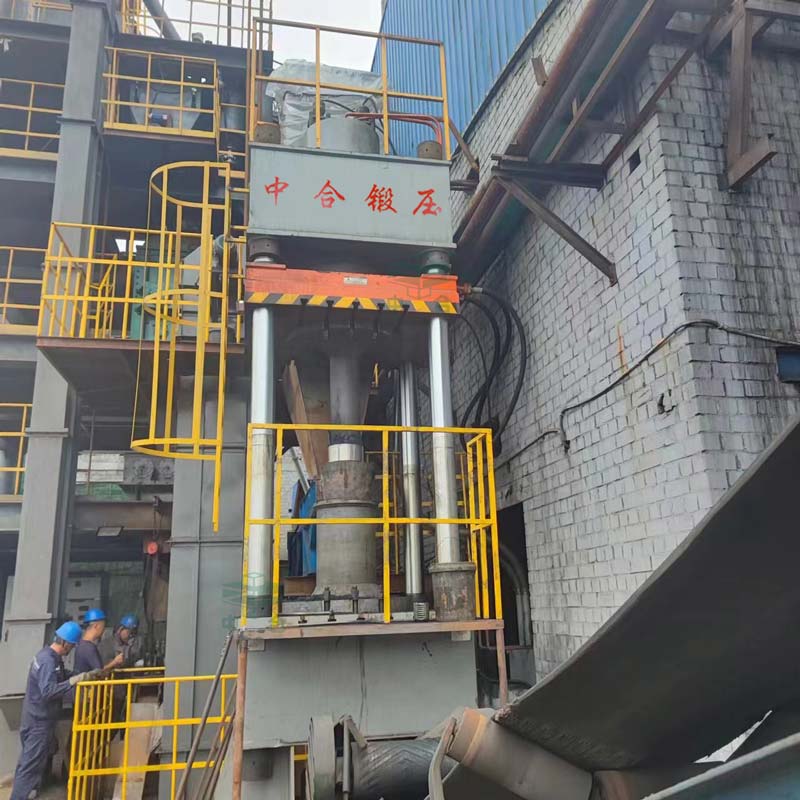 630吨活性炭粉末成型液压机现场 630吨活性炭粉末成型液压机现场